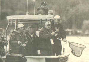 link to enlarged image image of Jesse Ventura fishing with Jeff Sundin in 1999