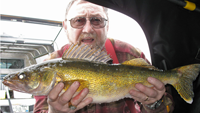 image of Tom Glinski with Lake Winnie Walleye